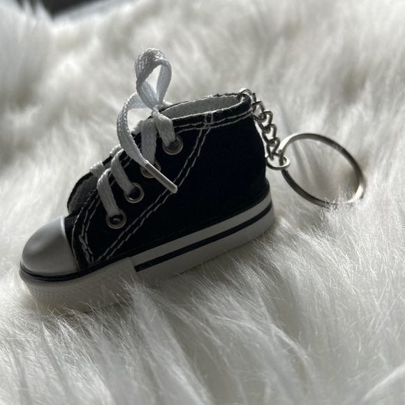 High top sneaker Keychain in black -#B6 - Picture 1 of 3